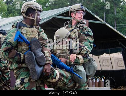 Les aviateurs du 94th e Escadron des forces de sécurité portent un blessé simulé à couvrir au cours d'un exercice à la base aérienne de la réserve Dobbins, GA, le 22 septembre. Dobbins ARB a organisé, coordonné et participé à un exercice à l'échelle de la base, qui s'est tenu à compter du 19-25 septembre, sous le nom de United Force 22-01, afin de tester les capacités de préparation. Banque D'Images