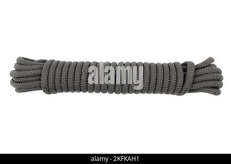 Corde en nylon enroulé isolée sur fond blanc.Corde en nylon rayée isolée.Une bobine de corde nouvelle couleur. Banque D'Images