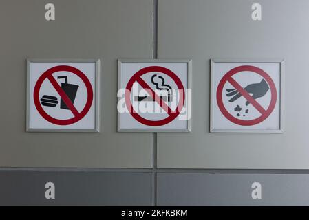 Un concept circulaire de signe interdit montrant pas de manger, pas de fumer et pas de tergirter sur un panneau mural à Bangkok, en Thaïlande. Banque D'Images