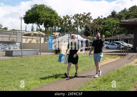 Des soldats de l'armée américaine du quartier général et de la Compagnie du quartier général, 3rd Infantry Brigade combat Team, 25th Infantry Division, localisent un filet de basket-ball devant être réparé au Wahiawa District Park, Wahiawa, Hawaii, 23 septembre 2022. La Brigade Bronco a lavé la zone, ramassé et enlevé les déchets et a accroché de nouveaux filets de basket-ball au parc pour soutenir la Journée des terres publiques, qui a lieu chaque année le quatrième samedi de septembre. Banque D'Images