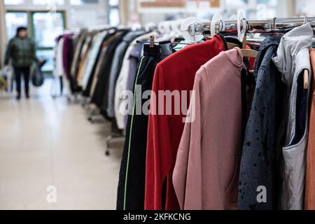 PRODUCTION - 17 novembre 2022, Thuringe, Leinefeld-Worbis : des vêtements sont accrochés à un rack dans le magasin du département social de caritas 'inpetto'. Outre les vêtements pour femmes, hommes et enfants, le complexe géré par le diocèse d'Erfurt propose des meubles de toutes sortes, des textiles ménagers, des photos et d'autres articles décoratifs. La volonté de faire un don aux magasins de vêtements de Thuringe est bonne, disent les experts. Mais ils ont d'autres problèmes cet hiver. (À dpa 'les placards de vêtements en Thuringe attendent courir en hiver') photo: Swen Pförtner/dpa Banque D'Images