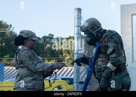 Tech. Sgt. Doug Crisp, 94th escadron des forces de sécurité, Airman des forces de sécurité, vérifie la pièce d'identité d'un officier à la porte d'entrée lors d'un exercice simulé à la base aérienne de la réserve Dobbins, GA, le 22 septembre. Dobbins ARB a organisé, coordonné et participé à un exercice à l'échelle de la base, qui s'est tenu à compter du 19-25 septembre, sous le nom de United Force 22-01, afin de tester les capacités de préparation. Banque D'Images