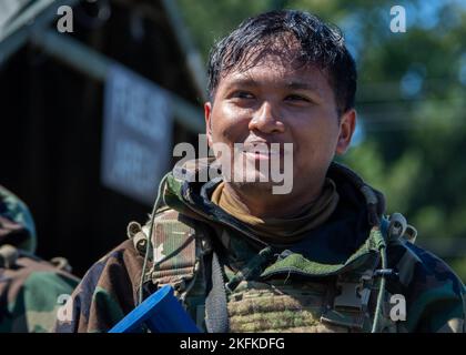 Airman 1st classe Nicholas Yothbounpheng, 94th escadron des forces de sécurité, forces de sécurité Airman, prend un souffle d'air frais après avoir enlevé son équipement de la posture de protection orientée mission (MOPP) à la base aérienne de la réserve Dobbins, GA, le 23 septembre. Dobbins ARB a organisé, coordonné et participé à un exercice à l'échelle de la base, qui s'est tenu à compter du 19-25 septembre, sous le nom de United Force 22-01, afin de tester les capacités de préparation. Banque D'Images