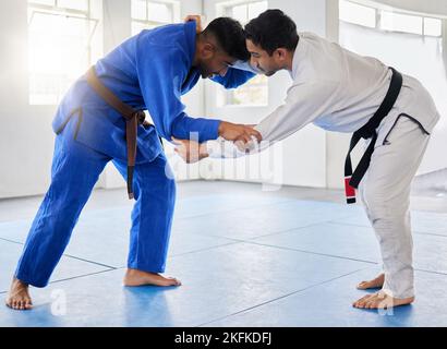 Karaté, arts martiaux et hommes se battant dans dojo pour le sport et la santé avec la discipline et l'équilibre dans la bataille. Fitness, entraînement et exercice, mental Banque D'Images