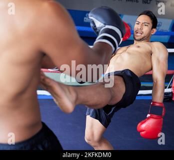 Concours de boxeur, de combat et de sport avec des hommes dans le ring de boxe pour l'exercice, l'entraînement et l'entraînement d'arts martiaux dans un club de fitness. Athlète homme en action Banque D'Images