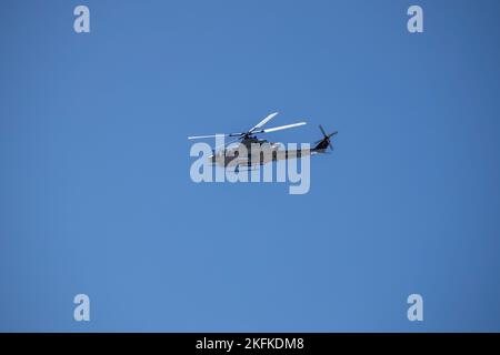 Un AH-1Z Cobra survole la ligne de vol lors de la démonstration de la Marine Air-Ground Task Force de la Marine corps Air Station Miramar Air Show 2022 au MCAS Miramar, San Diego, Californie, le 23 septembre 2022. La démonstration du MAGTF montre l'utilisation coordonnée de l'appui en plein air, de l'armure, de l'artillerie et des forces d'infanterie et fournit une représentation visuelle du fonctionnement du corps des Marines. Le thème du MCAS Miramar Air Show 2022, « les Marines combattent, évoluent et gagneront », reflète les efforts de modernisation en cours du corps des Marines pour se préparer à de futurs conflits. Banque D'Images