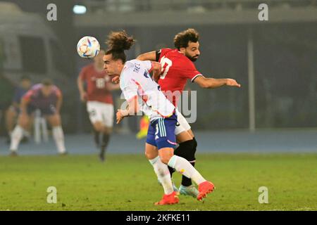 (221119) -- KOWEÏT, le 19 novembre 2022 (Xinhua) -- Arthur Theate (L) de Belgique rivalise avec Mohamed Salah d'Égypte lors d'un match international de football amical entre la Belgique et l'Égypte au stade international Jaber Al-Ahmad du gouvernorat d'Al Farwaniyah, au Koweït, le 18 novembre 2022. (Photo par Asad/Xinhua) Banque D'Images