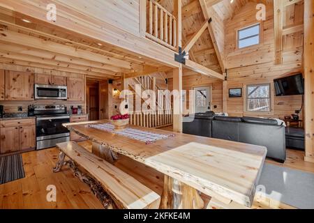 Une cuisine intérieure de cabane en rondins dans les montagnes Banque D'Images