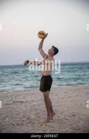 Une marine américaine avec 3rd Bataillon, 5th Marine Regiment, 1st Marine Division, et les soldats de la Garde présidentielle des Émirats arabes Unis jouent au volley-ball de plage pendant l'exercice Intrepid Maven 22,4 dans les Émirats arabes Unis, le 23 septembre 2022. Intrepid Maven 22,4 est une série d'engagement des forces du corps des Marines des États-Unis, du Commandement central, conçue pour des engagements d'entraînement bilatéraux et multilatéraux avec les nations partenaires et les forces du corps des Marines. Banque D'Images