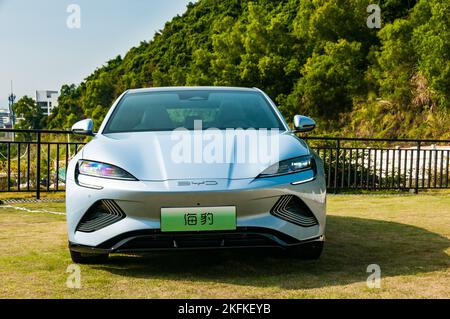 Une berline électrique BYD Seal (Atto 4) dans un champ de glamping à Shenzhen, province de Guangdong en Chine. Banque D'Images