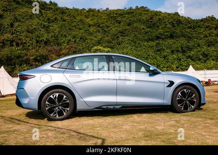 Une berline électrique BYD Seal (Atto 4) dans un champ de glamping à Shenzhen, province de Guangdong en Chine. Banque D'Images