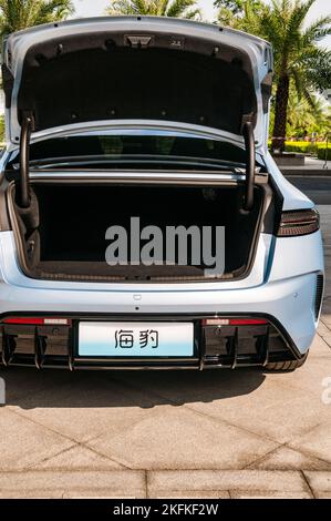 Le tronc de la berline électrique à longue portée BYD Seal (Atto 4) dans un hôtel de Shenzhen, province de Guangdong en Chine. Banque D'Images