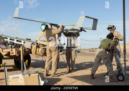 Les Marines des États-Unis affectés au Marine Unhabitée Aerial Vehicle Squadron 2, Marine Aircraft Group 14, 2nd Marine Aircraft Wing, préparent un Blackjack RQ-21A pour le lancement du cours 1-23 au Canon Air Defense Complex (P111), près de Yuma, en Arizona, le 23 septembre 2022. Le cours WTI est un événement de formation de sept semaines organisé par l'escadron des armes et tactiques de l'aviation maritime un, offrant une formation tactique avancée normalisée et une certification des qualifications d'instructeur d'unité pour soutenir la formation et la préparation à l'aviation maritime, et aide à développer et à employer la WEE de l'aviation Banque D'Images