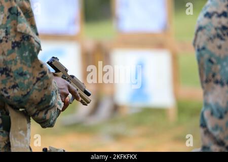 Le sergent Christopher Thompson du corps des Marines des États-Unis, vidéaste de combat pour les installations du corps des Marines Pacific, recharge un pistolet M18 lors d'un champ de tir au Camp Hansen, Okinawa, Japon, 23 septembre 2022. La gamme a été organisée comme un essai pour les installations de la III Marine Expeditionary Force et du corps des Marines Pacific Marines pour représenter leurs unités individuelles lors de la prochaine compétition de tir de matchs de la Division de l'extrême-Orient. 9ème ESB,M18,M4,Marines,Okinawa,compétition, Banque D'Images