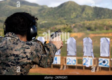Caporal du corps des Marines des États-Unis Alex Camacho, un opérateur de véhicules automobiles avec 9th Engineer support Battalion, 3rd Marine Logistics Group, tire un pistolet de service M18 lors d'une qualification de pistolet à Camp Hansen, Okinawa, Japon, 23 septembre 2022. Le concours et les acquisitions de l'équipe de tir ESB 9th a été un événement de quatre jours qui a impliqué le tir du système semi-automatique Sniper M110, du pistolet de service M18 et du fusil d'armalite M16A4 dans des événements chronométrés pour tester la vitesse et la précision. Les meilleurs acteurs de l’événement participeront au concours de tir en extrême-Orient prévu en décembre. Banque D'Images