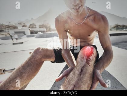 Blessure au genou, rouge et douleur d'un homme avec un skate en plein air, sport ou entraînement avec du sang, des soins de santé et des soins d'urgence. Naturel, véritable accident sportif de Banque D'Images