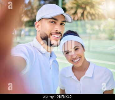 Selfie, tennis et sports avec un couple sur un court pour prendre une photo après leur entraînement ou jeu. Portrait, fitness et sport avec un homme et une femme Banque D'Images