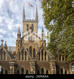 LONDRES, Royaume-Uni - 29 OCTOBRE 2022 : vue extérieure de la tour et de l'extrémité est de la cathédrale Banque D'Images