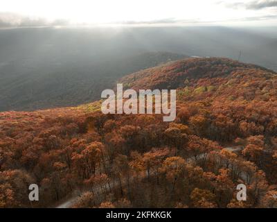 Photo aérienne des montagnes de Géorgie pendant un beau coucher de soleil d'automne avec des rayons du soleil Banque D'Images