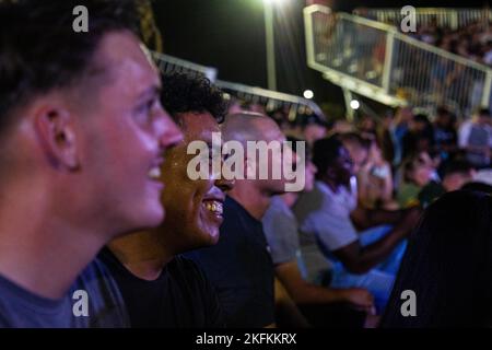 Les marins américains, les marins et leurs familles regardent la soirée de combat des arts martiaux mixtes au Marine corps Air Ground combat Center (MCAGCC), Twentynine Palms, Californie, le 23 septembre 2022. Les Services communautaires du corps maritime ont organisé une soirée de combat pour les membres du service stationnés au MCAGCC afin de leur donner la possibilité de profiter de spectacles plus près de chez eux. Banque D'Images