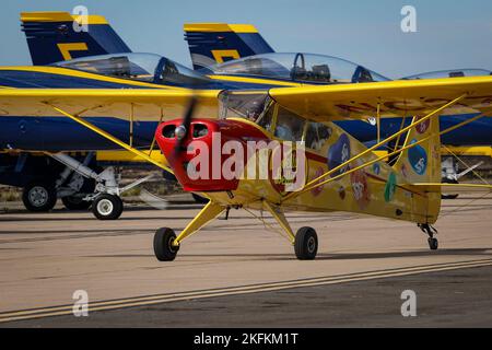 Kent Pietsch, pilote de son cadet Interstate, taxi sur la piste pendant le salon de l'air Miramar de la Marine corps 2022 au MCAS Miramar, San Diego, Californie, le 24 septembre 2022. Depuis 1973, Pietsch a joué pour des millions de personnes dans plus de 400 spectacles qui l'ont conduit à des lieux de qualité partout aux États-Unis. Le thème du MCAS Miramar Air Show 2022, « les Marines combattent, évoluent et gagneront », reflète les efforts de modernisation en cours du corps des Marines pour se préparer à de futurs conflits. Banque D'Images