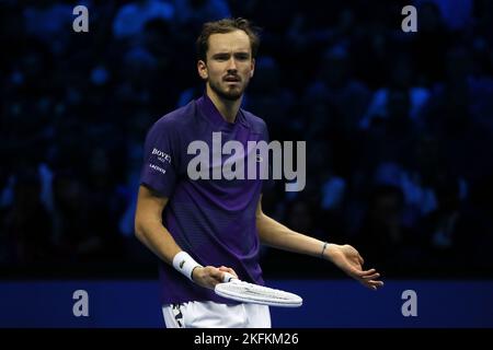 (221119) -- TURIN, 19 novembre 2022 (Xinhua) -- Daniil Medvedev de Russie réagit lors d'un match de groupe contre Novak Djokovic de Serbie des finales ATP à Turin, Italie, 18 novembre 2022. (STR/Xinhua) Banque D'Images