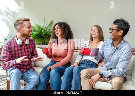 groupe d'amis riant et buvant du café, rencontre de la génération z, étudiant adulte à erasmus, multiculturel et biracial personnes ayant du plaisir Banque D'Images