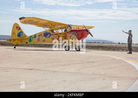 Kent Pietsch, pilote de son cadet Interstate, effectue des acrobaties aérobies lors du salon de l'air Miramar de la Marine corps 2022 au MCAS Miramar, San Diego, Californie, le 24 septembre 2022. Depuis 1973, Pietsch a joué pour des millions de personnes dans plus de 400 spectacles qui l'ont conduit à des lieux de qualité partout aux États-Unis. Le thème du MCAS Miramar Air Show 2022, « les Marines combattent, évoluent et gagneront », reflète les efforts de modernisation en cours du corps des Marines pour se préparer à de futurs conflits. Banque D'Images