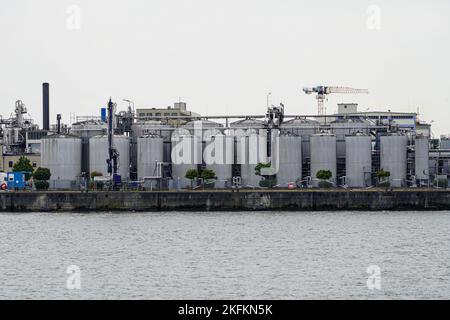 Réservoirs de stockage de pétrole et d'essence au bord d'un bassin portuaire sur une rivière dans le port de Hambourg. Banque D'Images