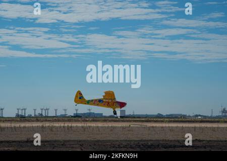 Kent Pietsch, pilote de son cadet Interstate, effectue des acrobaties aérobies lors du salon de l'air Miramar de la Marine corps 2022 au MCAS Miramar, San Diego, Californie, le 24 septembre 2022. Depuis 1973, Pietsch a joué pour des millions de personnes dans plus de 400 spectacles qui l'ont conduit à des lieux de qualité partout aux États-Unis. Le thème du MCAS Miramar Air Show 2022, « les Marines combattent, évoluent et gagneront », reflète les efforts de modernisation en cours du corps des Marines pour se préparer à de futurs conflits. Banque D'Images