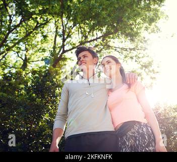 Ils aiment faire de longues promenades ensemble... un jeune couple sportif qui marche ensemble dans la nature. Banque D'Images