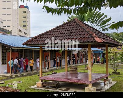 19 novembre 2022, Malaisie, Kuala Lumpur : les électeurs attendent devant un bureau de vote pour voter. Un taux de participation élevé est en train d'émerger lors des élections parlementaires de Malaisie. Quatre heures après l'ouverture des bureaux de vote samedi matin, plus de 40 pour cent des quelque 21 millions d'électeurs admissibles avaient déjà voté, selon les autorités. Photo: Geneviève Tan Shu Thung/dpa Banque D'Images