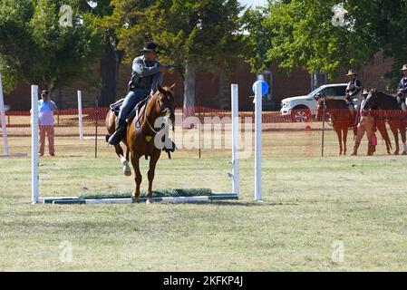 Sgt. Vincent Aquino, un soldat de la Garde couleur de fort Carson Mountain (FCMCG), sur son cheval, Sgt. Slim, tire un pistolet lors de la phase de démonstration du Concours national de cavalerie 2022 sur le site historique fort Reno à El Reno, en Oklahoma, le 24 septembre 2022. Le Concours national de cavalerie 2022 sera la première fois que cette équipe du GCMFC sera en compétition au niveau national. Banque D'Images