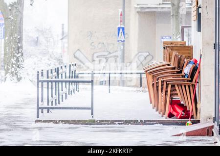 Novi Sad, Serbie - 11 janvier 2017: Centre Novi Sad sous la neige, avant les vacances du nouvel an 2017. Les rues de la ville de Novi Sad sont cachées Banque D'Images