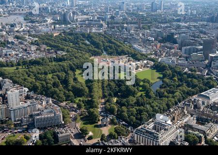 Vue à l'est de Wellington Arch, le long de Constitution Hill, jusqu'au London Eye et à la Tamise, Westminster, Greater London Authority, 2021. Banque D'Images