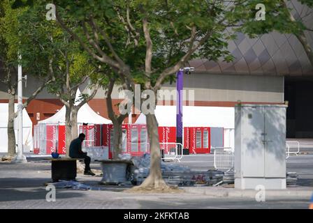 Budweiser fridges à l'extérieur du stade international de Khalifa avant la coupe du monde de la FIFA 2022 au Qatar. La vente d'alcool aux fans des stades de la coupe du monde au Qatar a été interdite avec seulement deux jours avant le début du tournoi. Les fans ne pourront plus acheter Budweiser, qui aurait été la seule boisson alcoolisée disponible pour les fans en raison de son parrainage de la FIFA. Date de la photo: Samedi 19 novembre 2022. Banque D'Images