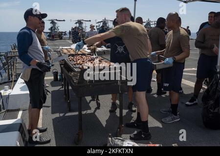 220924-N-XB010-1001 MER DE CHINE DU SUD (SEPT 24, 2022) – les marins affectés au navire de transport amphibie USS New Orleans’ (LPD 18), Naval Beach Unit (NBU) 7 et au bataillon de construction mobile navale (NMCB) 4, et les Marines affectés à l’unité expéditionnaire maritime (MEU) 31st, profitent d’un pique-nique sur la plage d’acier en mer de Chine méridionale. La Nouvelle-Orléans, qui fait partie du Tripoli Amphiobie Ready Group, ainsi que du MEU 31st, opère dans la zone de responsabilité de la flotte américaine 7th afin d'améliorer l'interopérabilité avec les alliés et les partenaires et de servir de force de réaction prête pour défendre la paix Banque D'Images