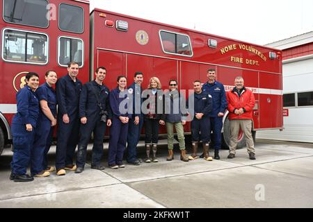 Capt Leanne Lusk, commisatrice, secteur de la Garde côtière Anchorage (à l'extrême gauche), sénateur de l'Alaska Lisa Murkowsi (au centre à gauche), représentante de l'Alaska (au centre à droite), Rear ADM. Nathan A. Moore, commandant du District 17th de la Garde côtière (à droite) et Robert Edwardson, agent de liaison tribal du District 17th de la Garde côtière (à droite), posent pour une photo à l'extérieur du Service des pompiers volontaires de Nome avec des membres de la Garde côtière qui se sont déployés dans les collectivités de l'Alaska touchées par le typhon Merbok, le 24 septembre 2022. La Garde côtière, les organismes d'État et locaux ont réagi aux collectivités touchées à la suite de l'histoire Banque D'Images