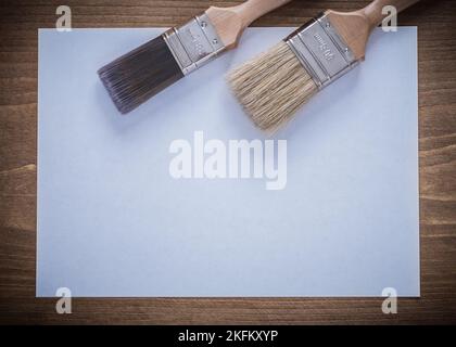 Feuille de papier vierge et pinceaux version horizontale. Banque D'Images