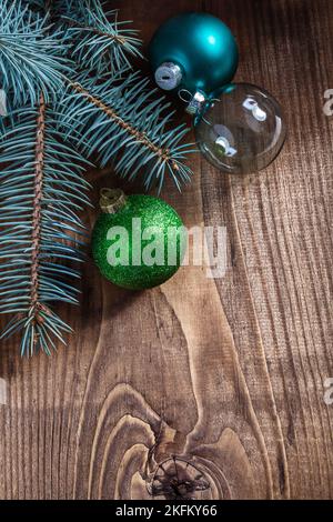 boules de noël bleues vertes et transparentes avec branche de pinetree sur de vieilles planches en bois de près Banque D'Images
