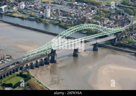 Ponts routiers et ferroviaires au-dessus de la rivière Mersey et du canal des navires de Manchester à Runcorn Gap, Halton, 2021. Banque D'Images