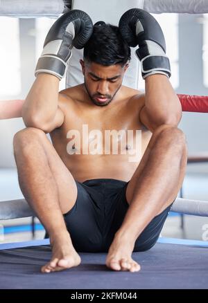 Homme fatigué, boxeur et fitness dans un match sportif pour terminer, s'entraîner ou s'entraîner à la salle de gym. Épuisé ou fatigue homme combattant dedans Banque D'Images