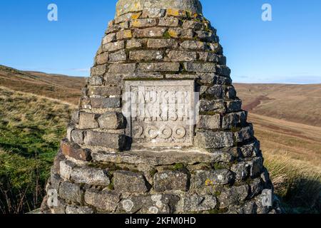 Le marqueur de limite du millénaire, Muker Parish, Butterbbs Pass Road, Swaledale, Yorkshire Dales National Park, Yorkshire, Angleterre Banque D'Images