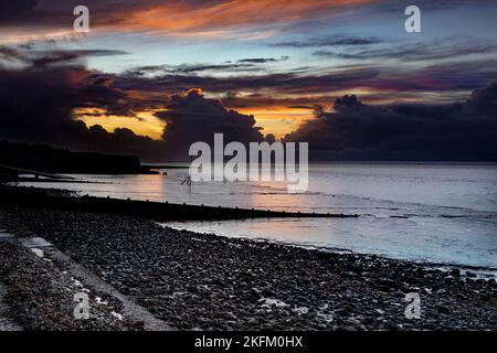 Un coucher de soleil vif sur le Solway Firth pris de Silloth. Banque D'Images