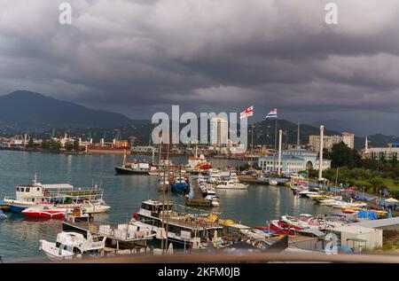 BATUMI, GÉORGIE, AJARIA - 06 septembre 2022: Vue de dessus du port de Batumi, des navires de cargaison dans le port, les montagnes et la mer. Banque D'Images