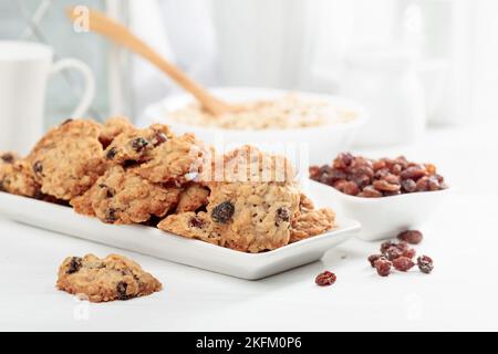 Biscuits aux raisins secs de gruau sur une table blanche. Banque D'Images