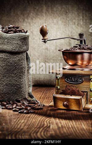 moulin à café et sac à dos avec grains de café Banque D'Images