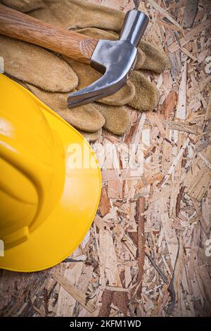 Composition de la construction de marteau à griffes casque gants en cuir sur OSB. Banque D'Images