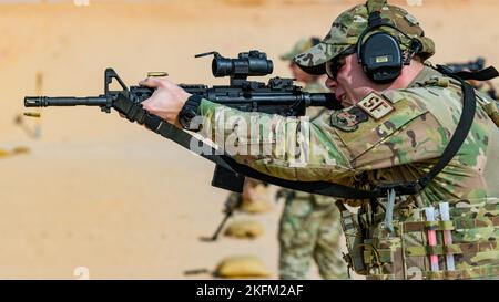 Le premier officier de la Force aérienne des États-Unis, Airman Scott Prouty, un membre de l'équipe de pompiers affecté à l'escadron 378th des forces de sécurité expéditionnaires, s'entraîne avec une carbine de M4 à la base aérienne de Prince Sultan, Royaume d'Arabie saoudite, le 24 septembre 2022. Prouty est un aviateur du citoyen de la Réserve affecté à l'escadron 307th des forces de sécurité de la base aérienne de Barksdale, en Louisiane. Les membres en service actif et les réservistes de l’ESFS de 378th travaillent et s’entraînent avec la Force opérationnelle du 1-182nd du Régiment d’infanterie les gardes nationaux du Massachusetts d’Americal qui terminent le trifecta de la protection totale de la Force de la SAEA. Banque D'Images