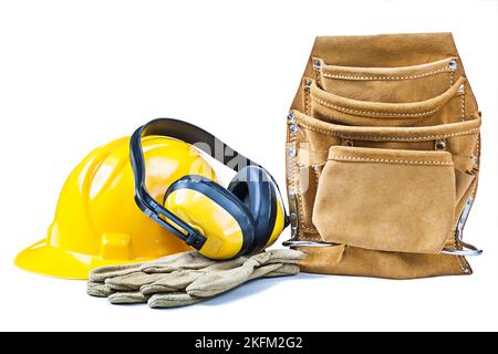 construction casque gants écouteurs cuir ceinture à outils isolée sur blanc Banque D'Images